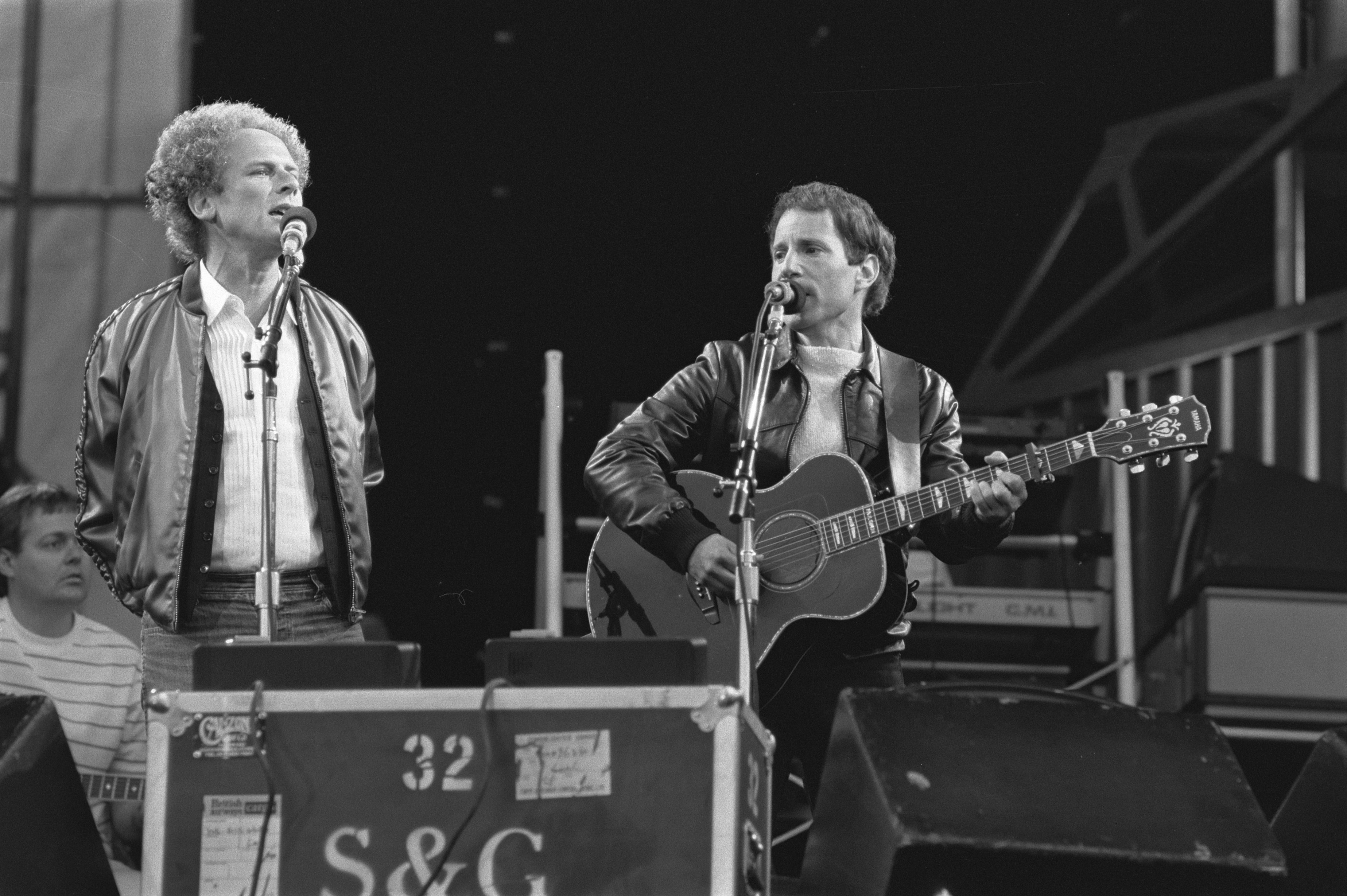 OptredenSimonandGarfunkel links inFeijenoordstadion Rotterdam Bestanddeelnr932 2092